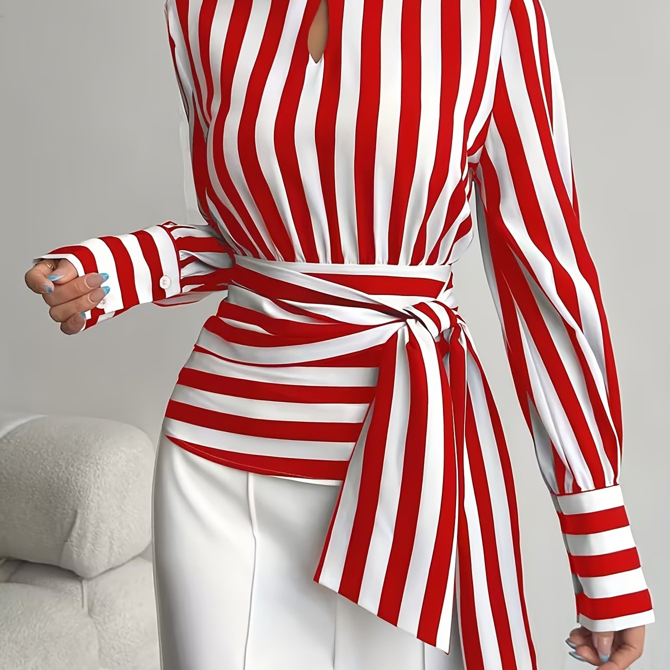 Chemisier rayé, élégant à col roulé et manches longues pour femmes, avec ceinture ajustable