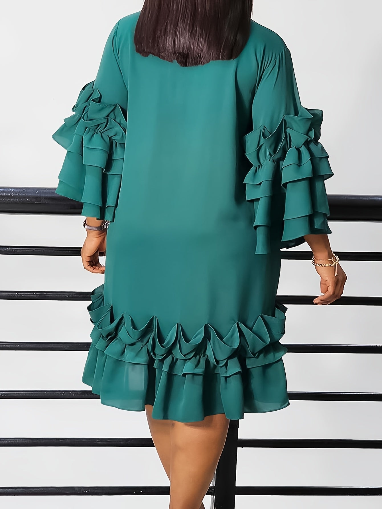 Robe à volants et manches évasées grande taille .