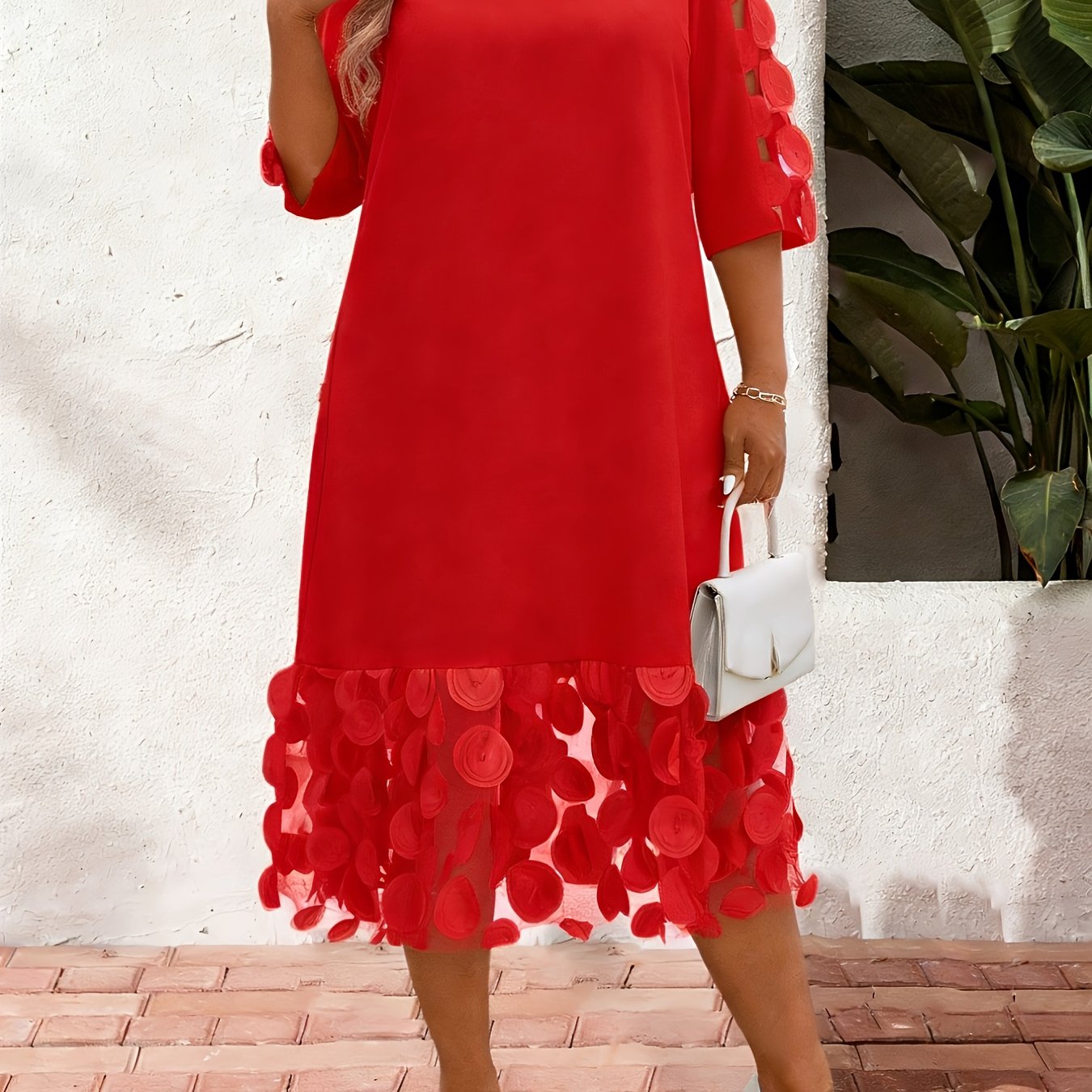 Robe élégante à manches courtes et col rond avec avec des pétales sur les bas et les bras.