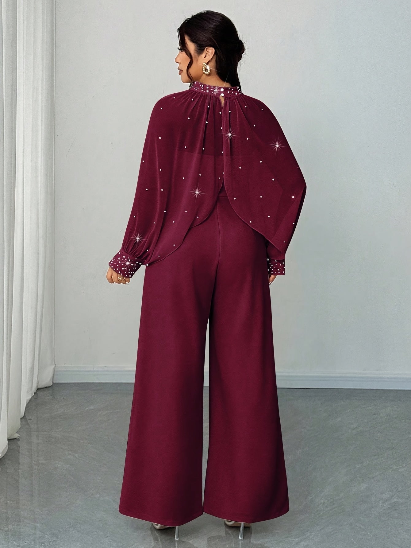 Combinaison-, pantalon ample, haut bustier, accompagné d'un châle