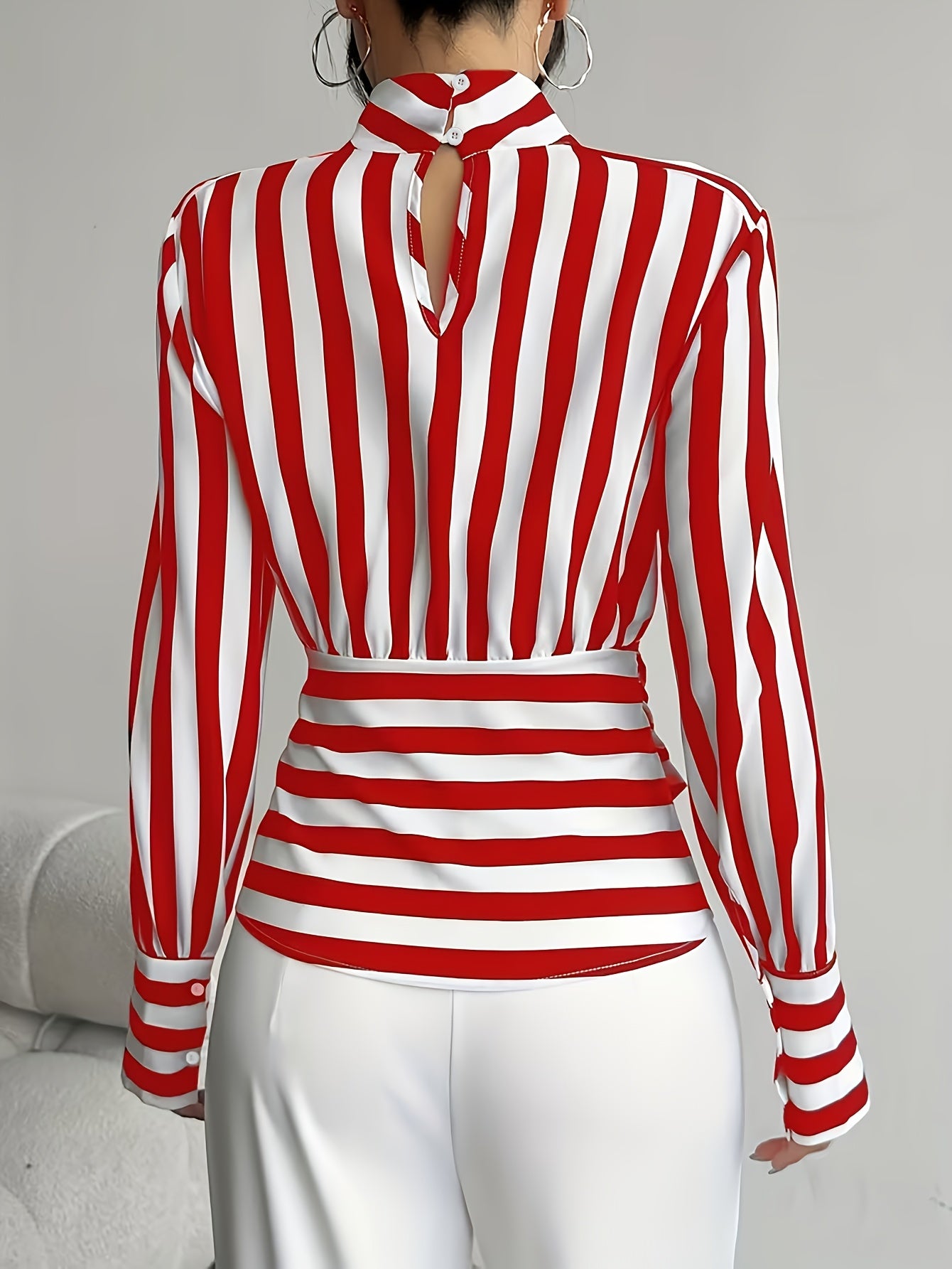 Chemisier rayé, élégant à col roulé et manches longues pour femmes, avec ceinture ajustable
