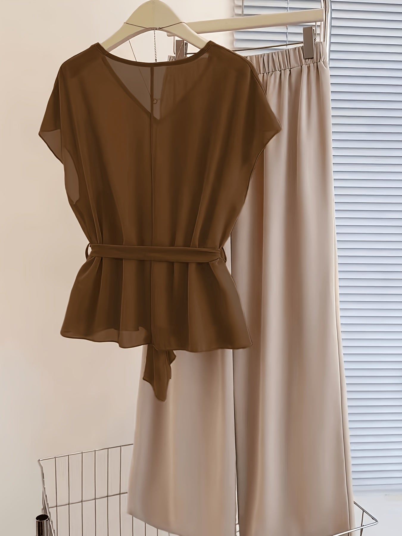 Ensemble tendance Grande taille femme : haut cintrée à col en V et pantalon large