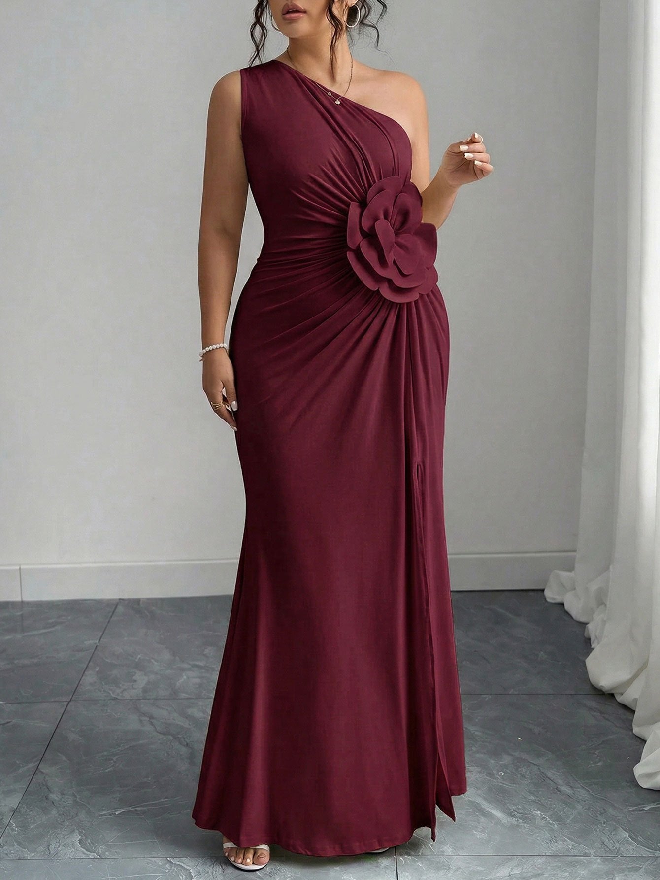 Robe, drapée de cotée ,une épaule, col oblique, couleur unie, plissée à la taille avec ceinture