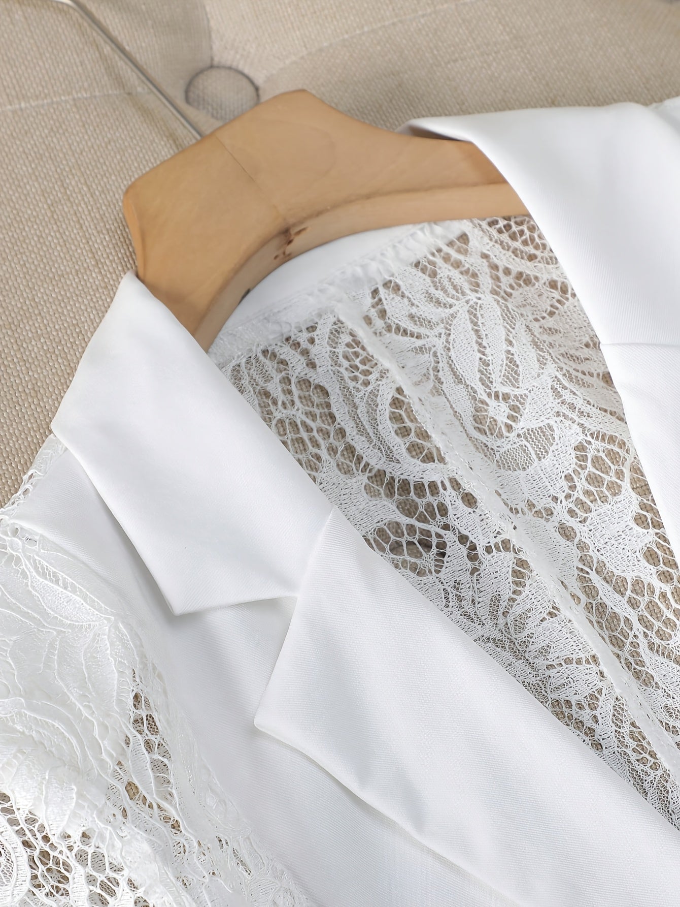 Blazer en dentelle de couleur unie léger pour femme grande taille.