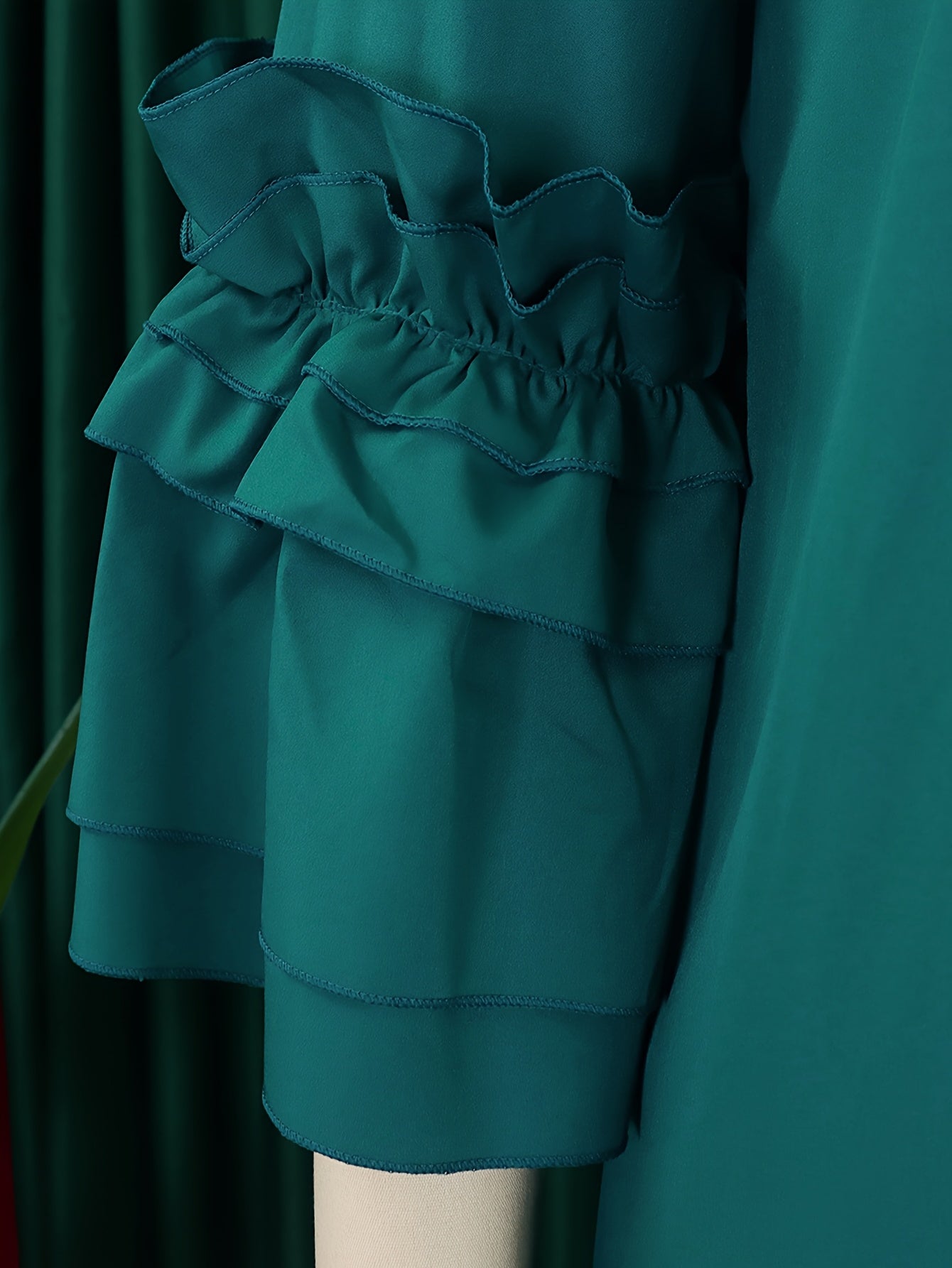 Robe à volants et manches évasées grande taille .