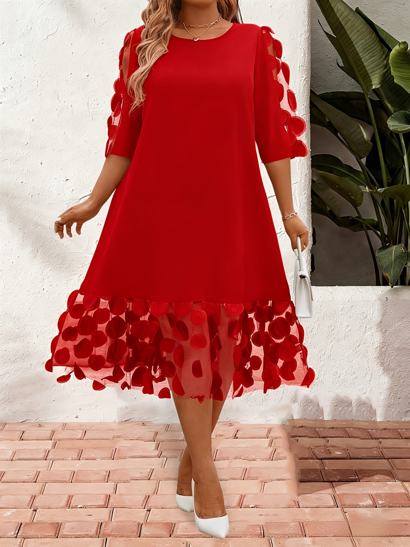 Robe élégante à manches courtes et col rond avec avec des pétales sur les bas et les bras.