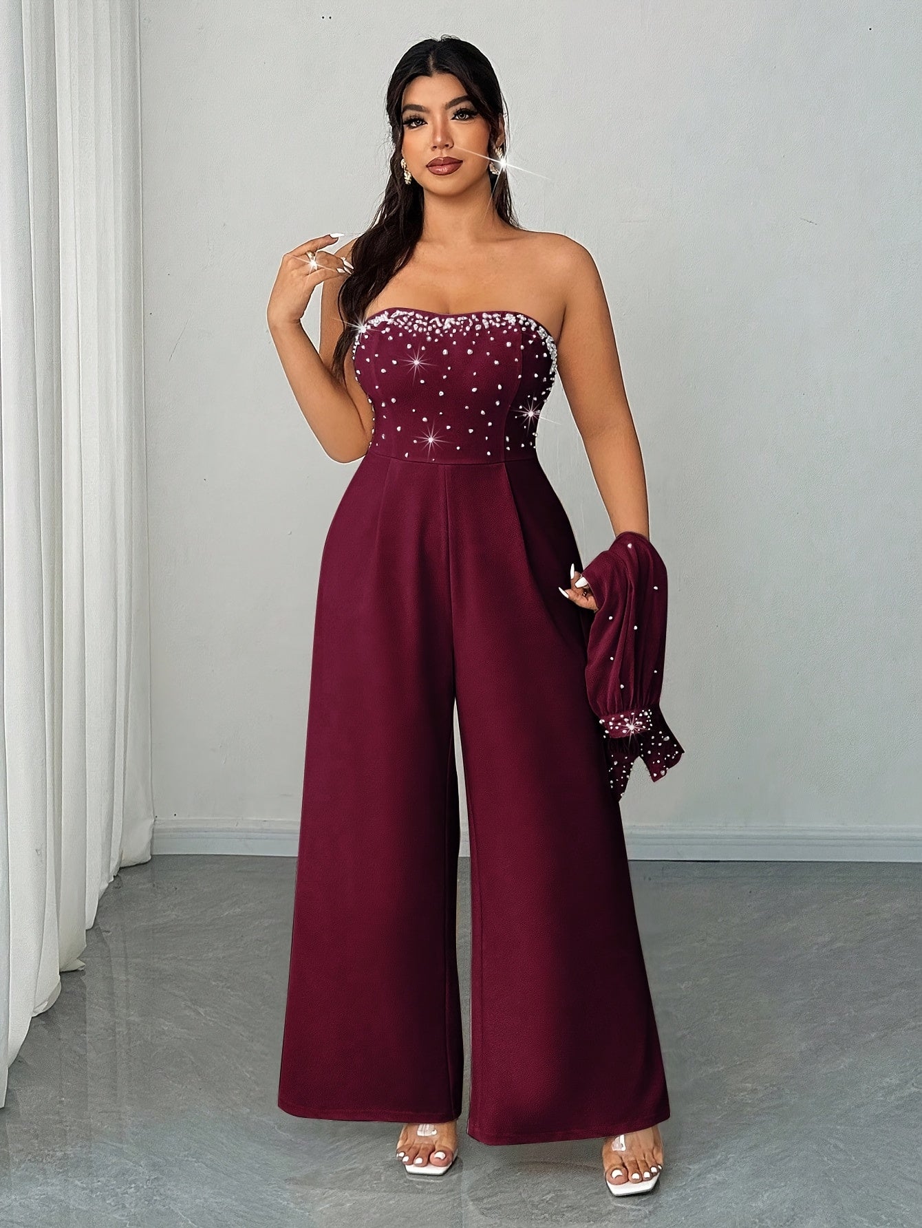 Combinaison-, pantalon ample, haut bustier, accompagné d'un châle