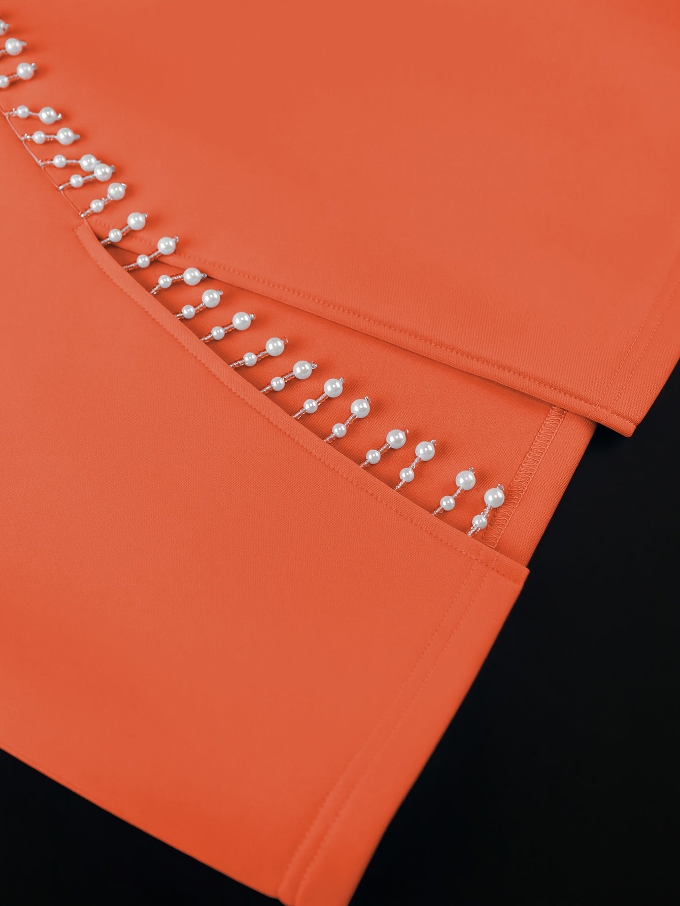 Robe de soirée élégante mi-longue pour femmes avec une manches fendues et des ornements de perles, parfaite pour les soirées et les événements festifs