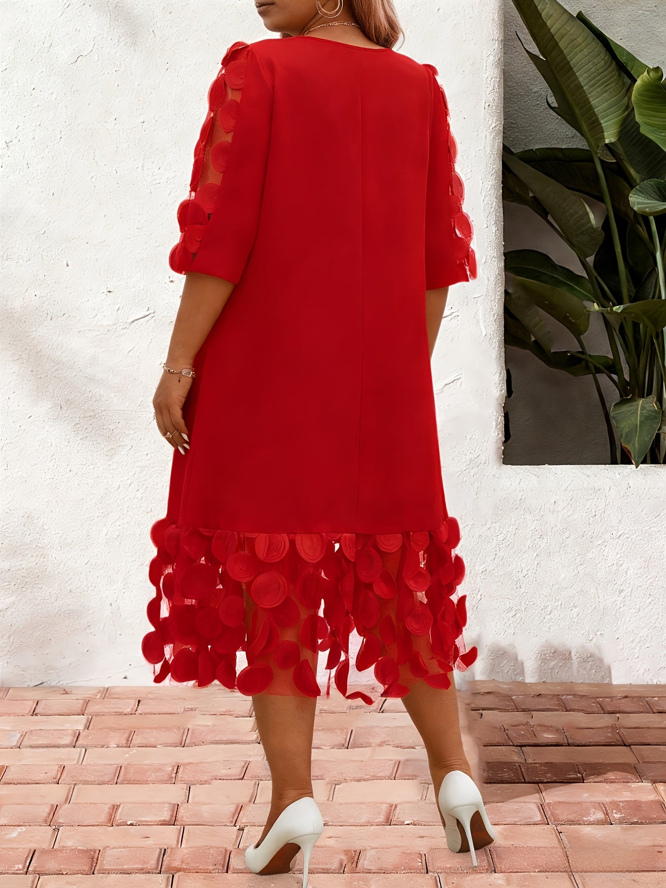 Robe élégante à manches courtes et col rond avec avec des pétales sur les bas et les bras.