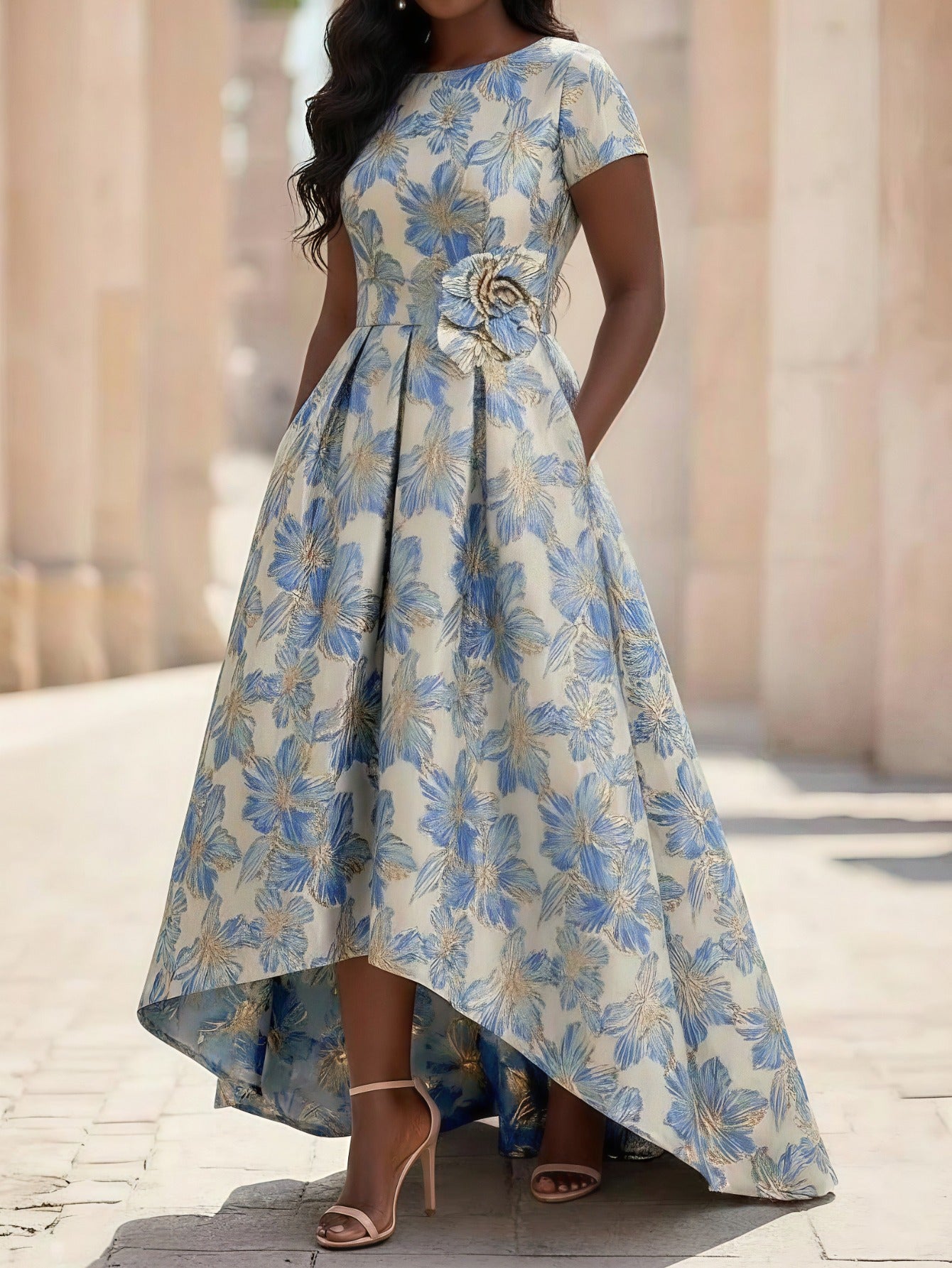Robe élégante et cintrée à la taille pour femme, coupe ajustée, manches courtes et col rond