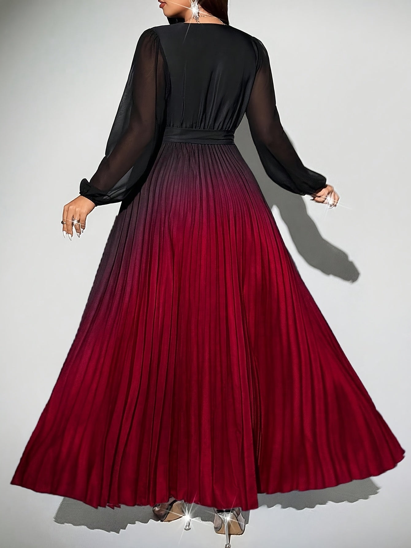 Robe plissée élégante grande taille, dégradé noir et rouge