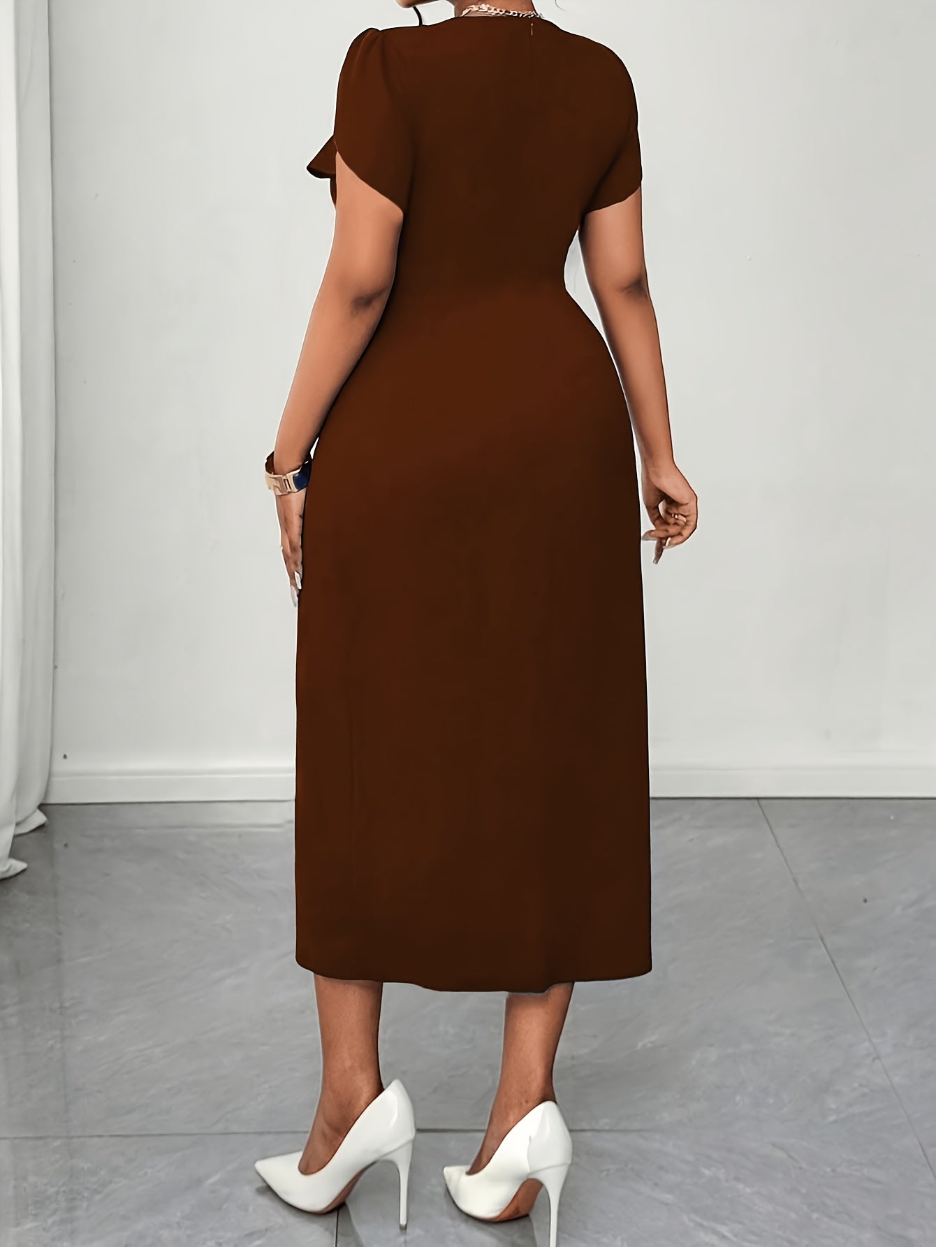 Robe d'été à col en V et manches courtes pour femmes, avec une fente devant.