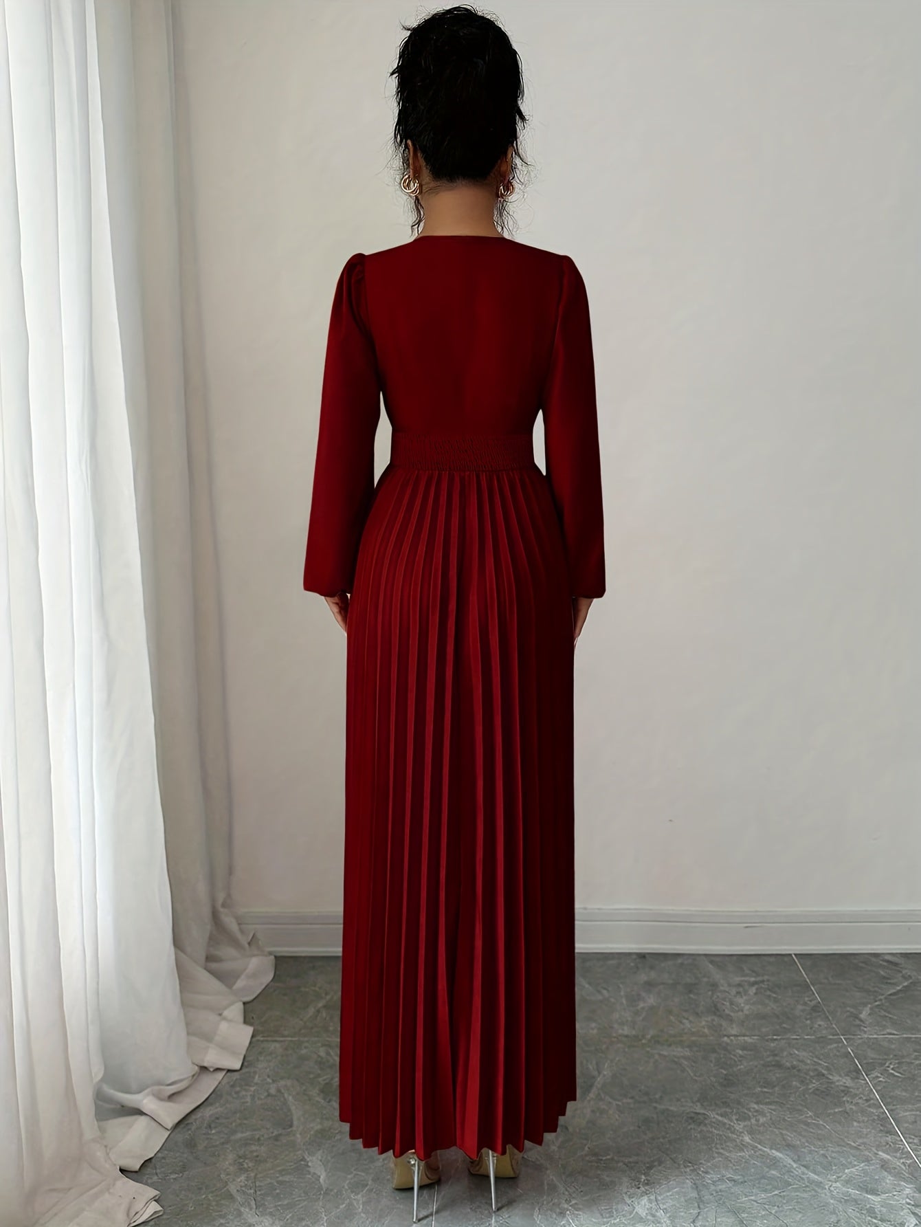 Robe plissée, élégante, ajouts en métal, fermeture éclair latérale et conception de volants sur le dos.