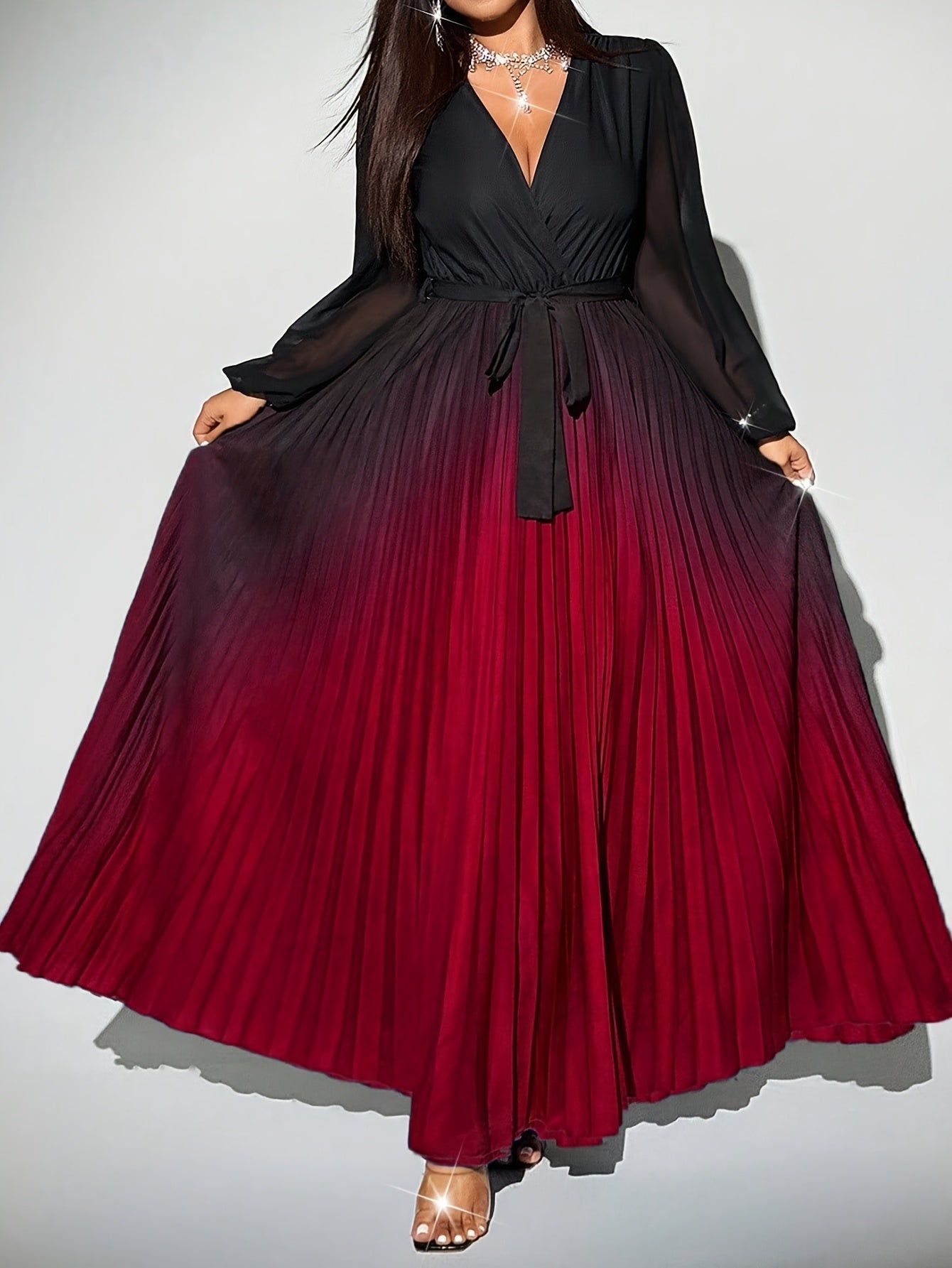 Robe plissée élégante grande taille, dégradé noir et rouge