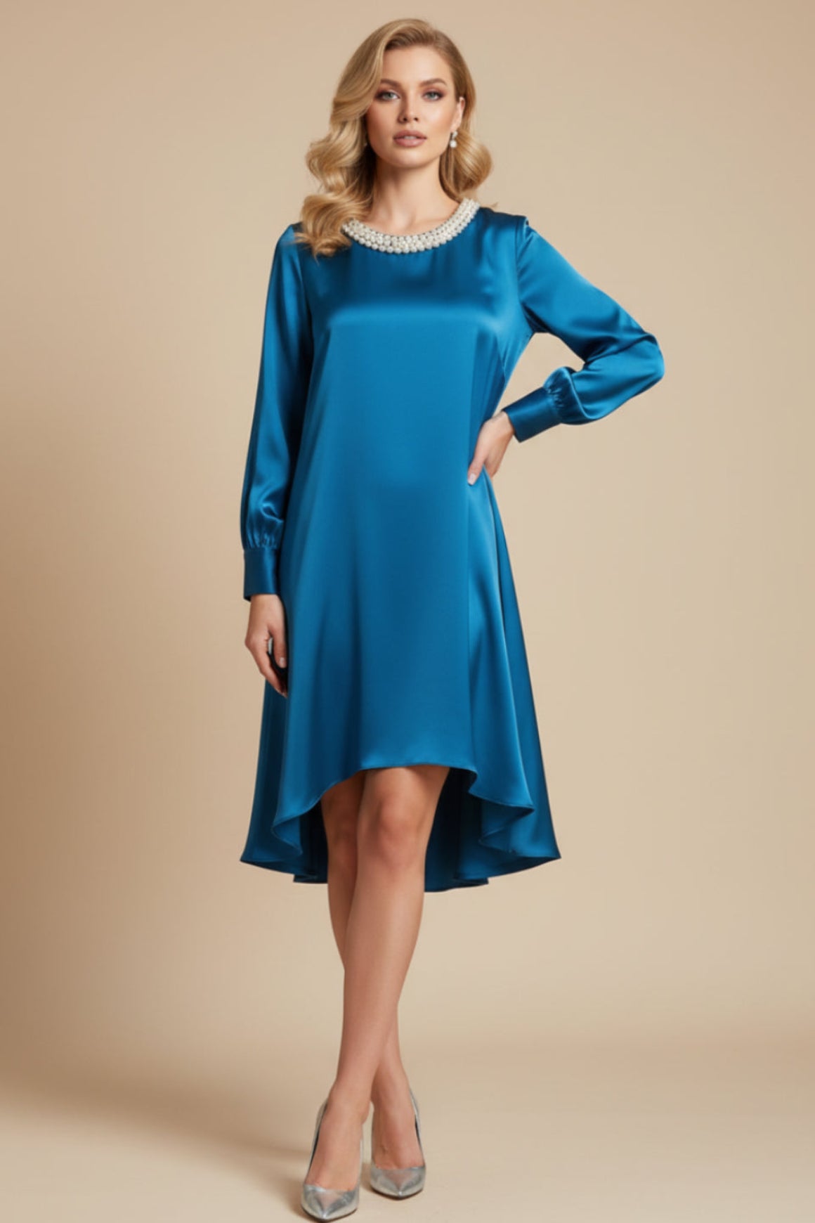 Robe mini satin ajustée coupe slim col rond orné de perles
grande taille