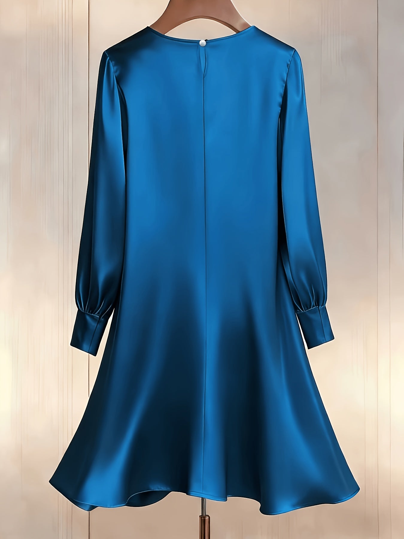 Robe mini satin ajustée coupe slim col rond orné de perles
grande taille