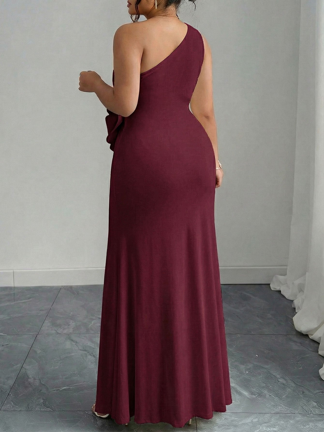 Robe, drapée de cotée ,une épaule, col oblique, couleur unie, plissée à la taille avec ceinture