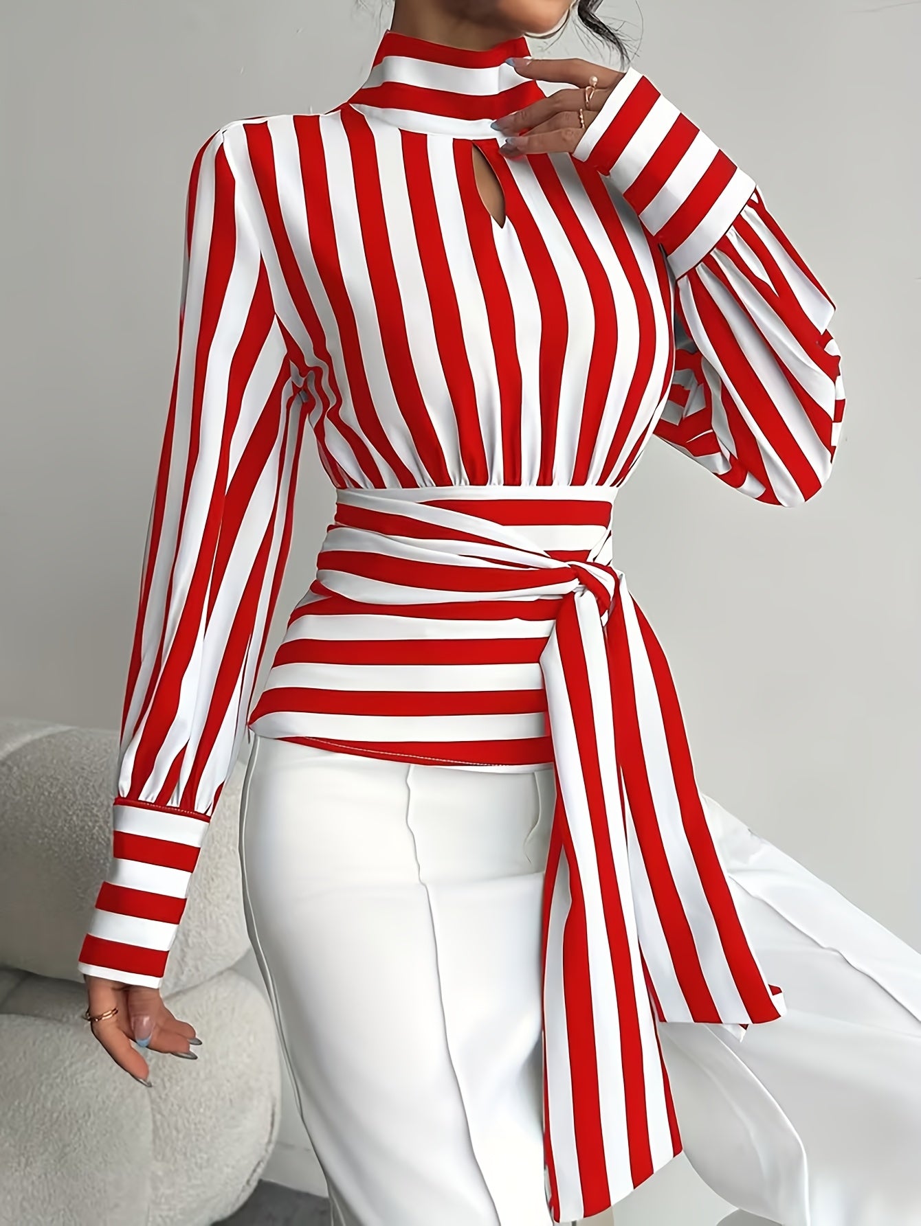 Chemisier rayé, élégant à col roulé et manches longues pour femmes, avec ceinture ajustable
