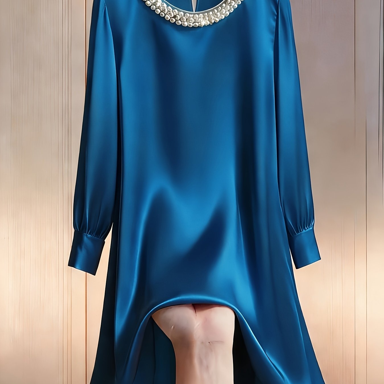 Robe mini satin ajustée coupe slim col rond orné de perles
grande taille
