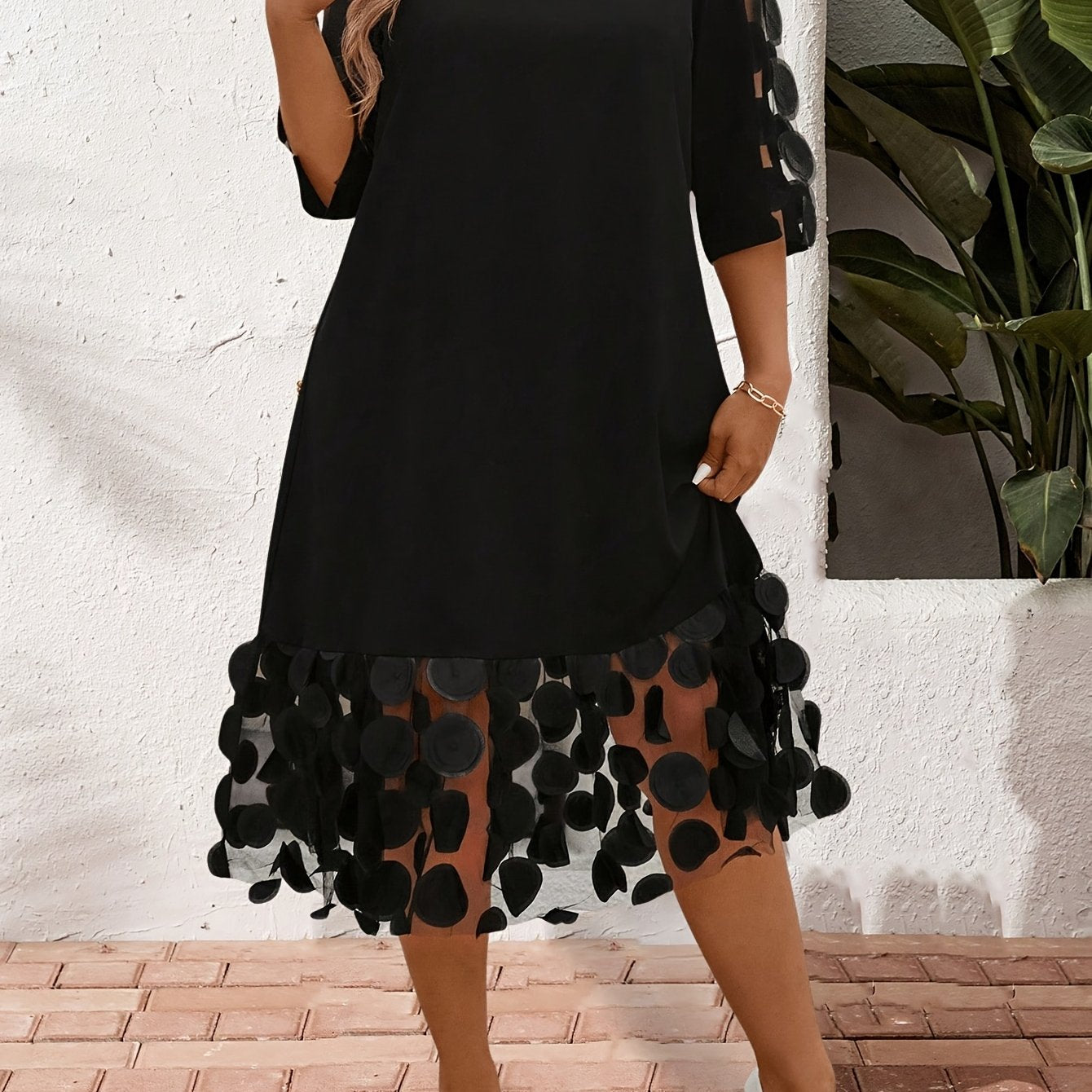 Robe élégante à manches courtes et col rond avec avec des pétales sur les bas et les bras.