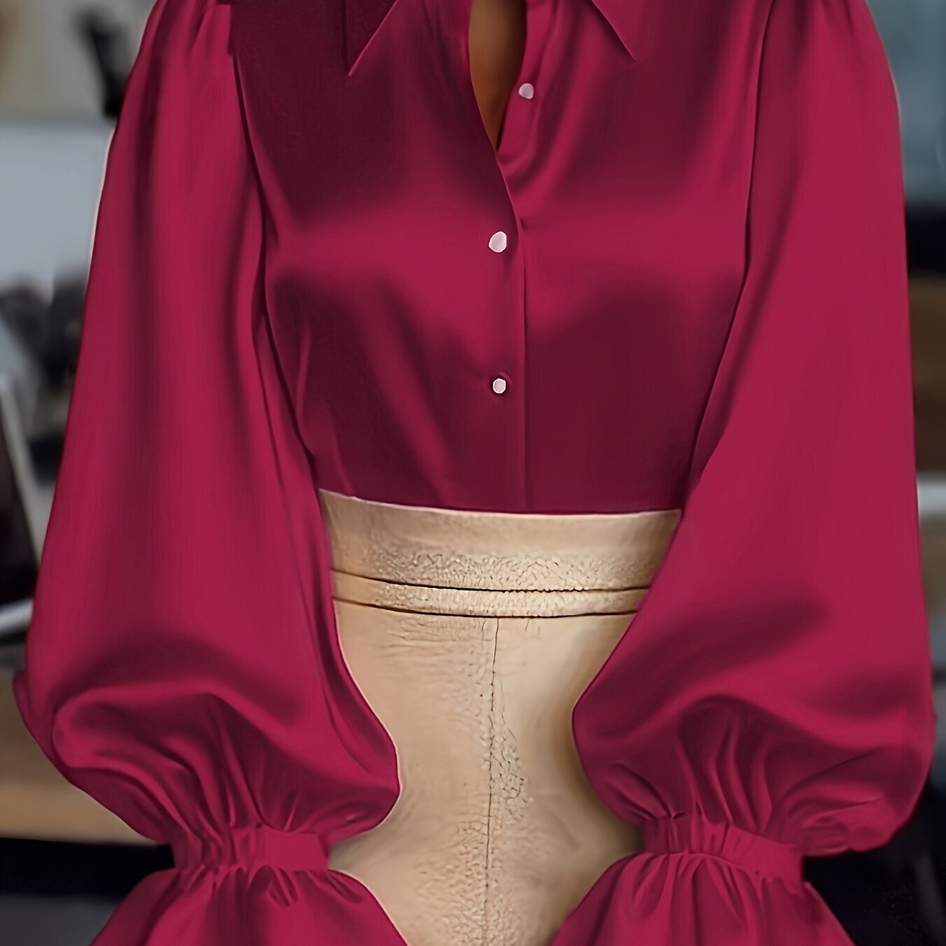 Chemise élégante et pleine de tempérament en satin et crêpe satinée à manches lanternes bouffantes.
