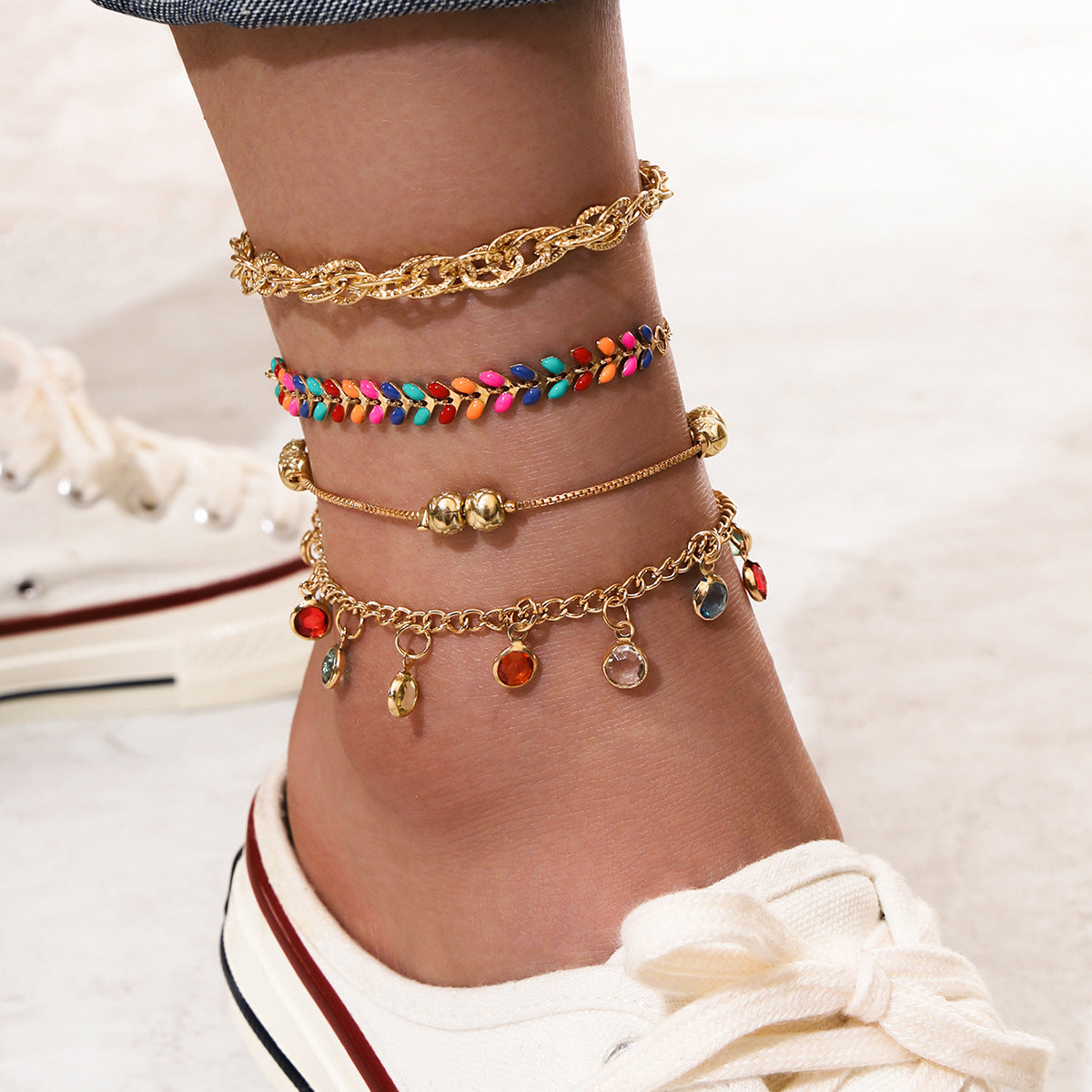 Ensemble de 4 pièces de bracelets de cheville en coquillage pour femmes.